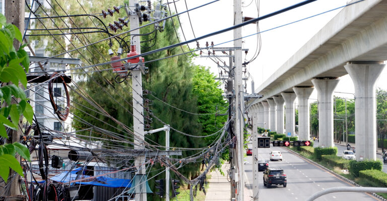 ทำไมเมืองไทยมีสายไฟระโยงระยาง แต่ต่างประเทศเอาสายไฟลงดินหมดแล้ว?
