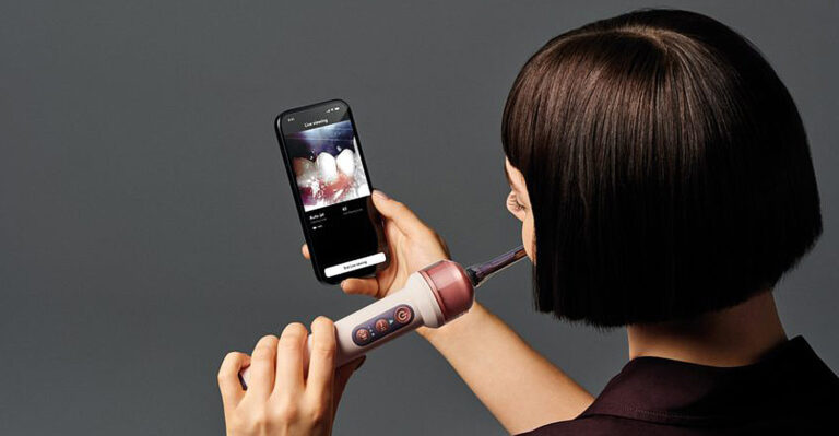 Dyson เปิดตัว CameraJet แปรงสีฟันไฟฟ้าตัวแรก ติดกล้อง AI ฉีดน้ำยาบ้วนปากแทนการใช้ไหมขัดฟัน!